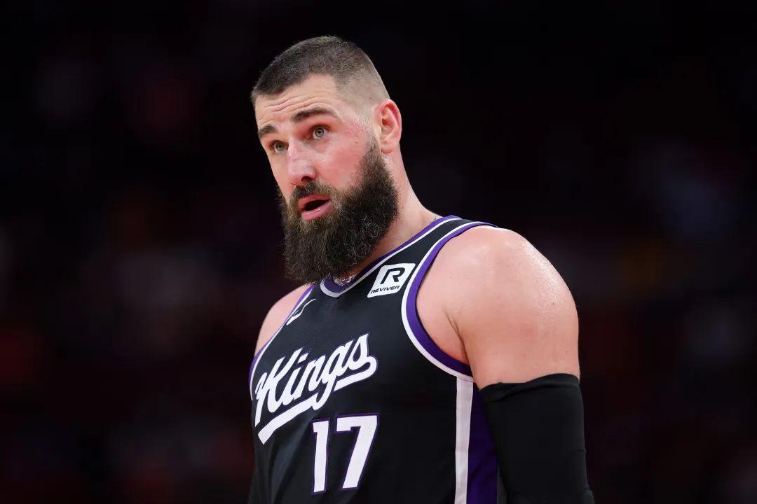 约老师:留下吧,你来首发,我打替补!你笑国王太疯癫,国王笑你看不穿