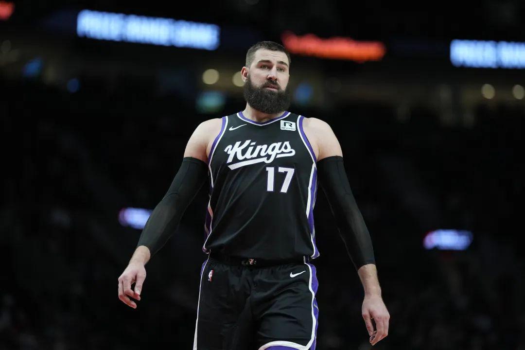 约老师:留下吧,你来首发,我打替补!你笑国王太疯癫,国王笑你看不穿