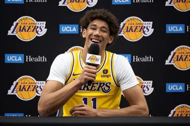 约老师:留下吧,你来首发,我打替补!你笑国王太疯癫,国王笑你看不穿