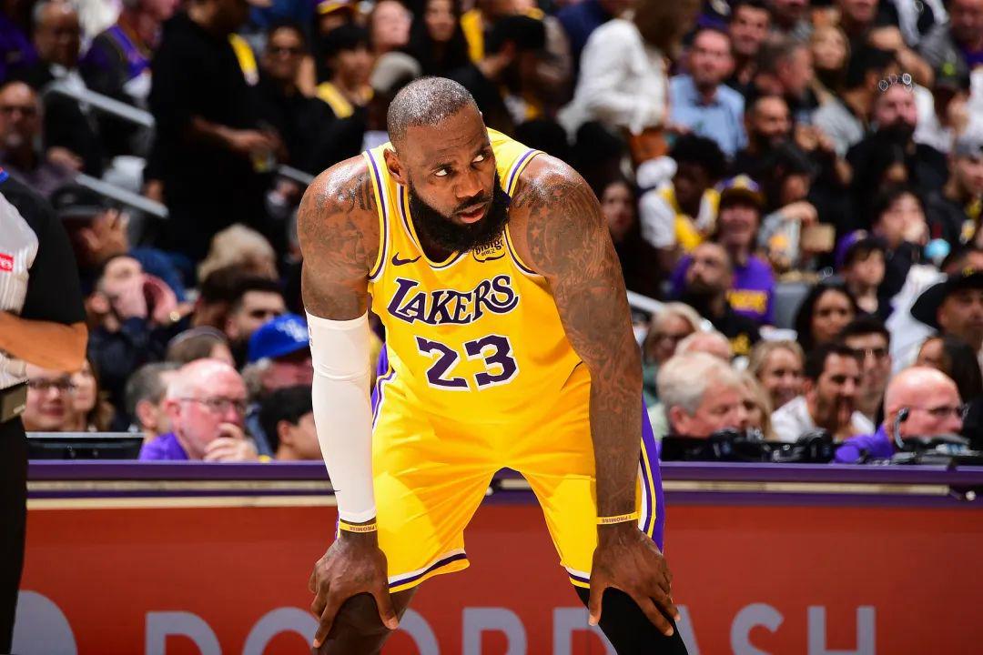 约老师:留下吧,你来首发,我打替补!你笑国王太疯癫,国王笑你看不穿