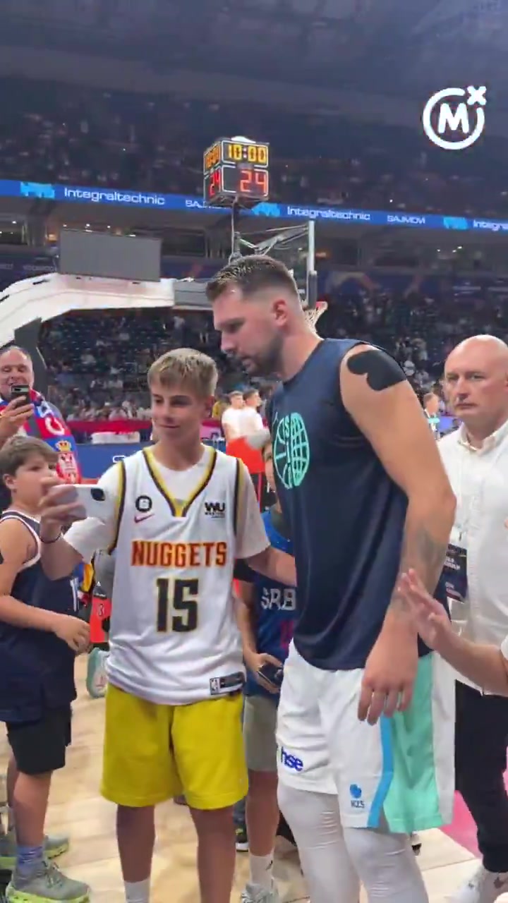 不能上手！多位球迷要合影&amp;签名时想抱东契奇 都被工作人员拉开