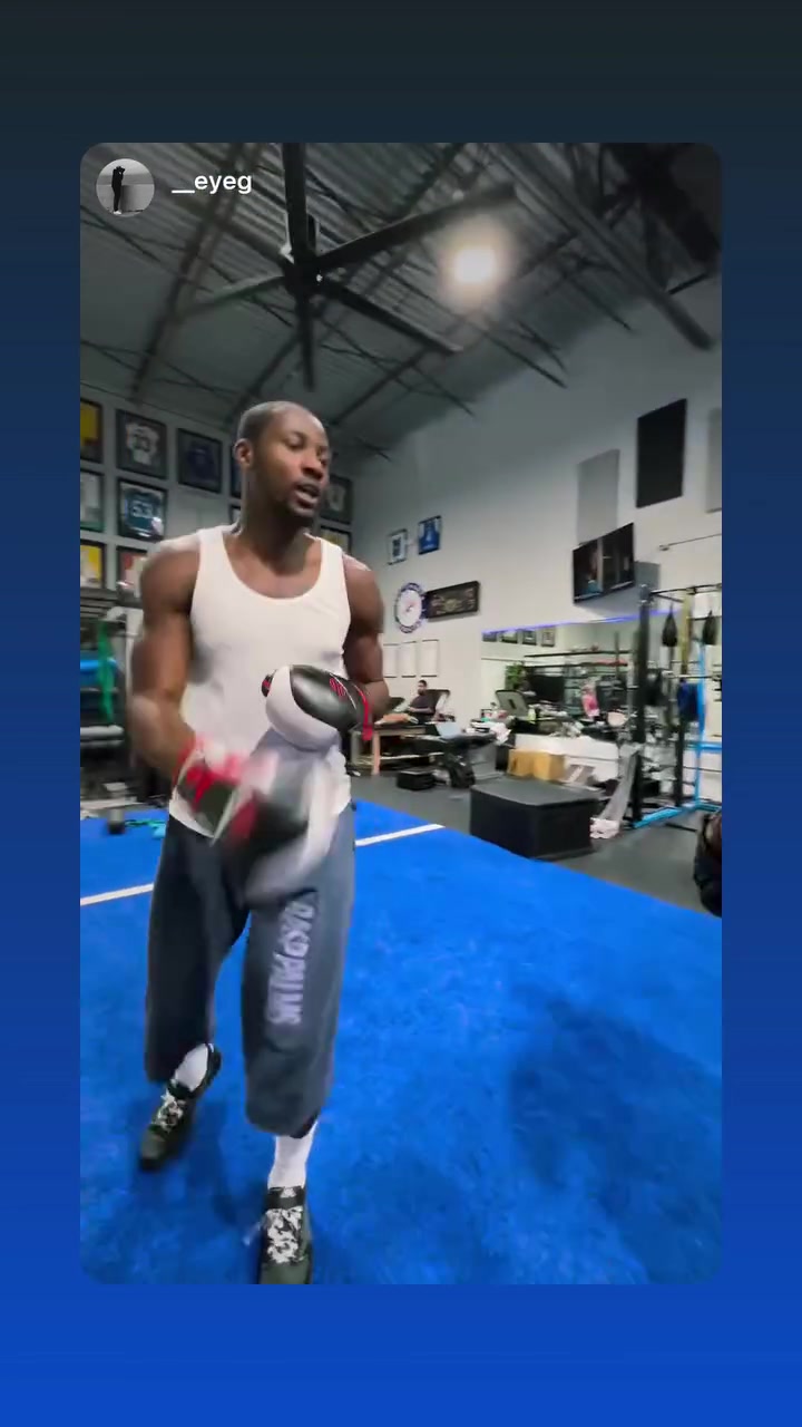 体育平台-防一手追梦！库明加继续晒训练 但今天练的是拳击
