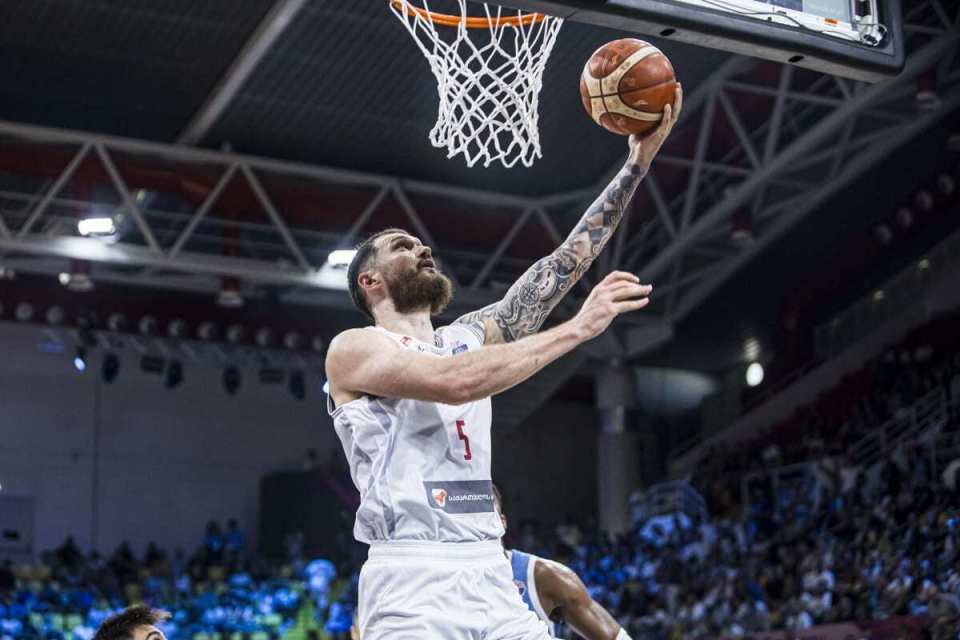 体育平台-独挑大梁！前马刺雄鹿替补内线面对希腊队也算是拼尽全力了？