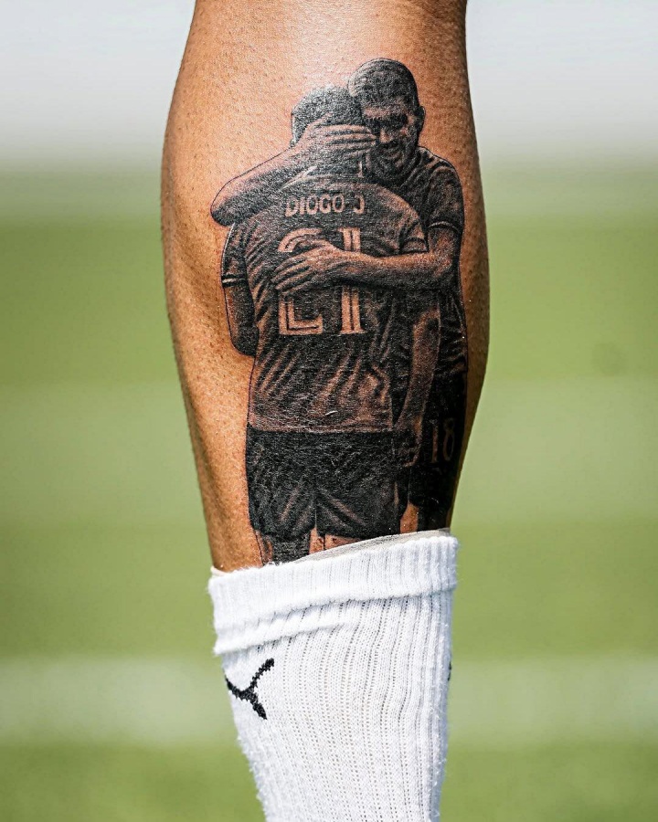 开云app-😔缅怀国家队队友！鲁本-内维斯将拥抱若塔画面纹在小腿