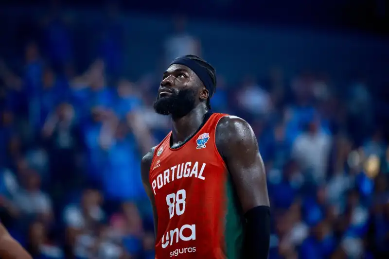 开云体育-克塔全场8中5，罚球10中5得到15分3板1断1帽、2次技犯离场