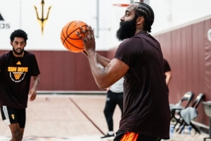 开云体育-登哥瘦了?亚利桑那州大男篮官媒晒哈登回母校训练的照片