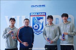 开云体育-欧塞尔俱乐部主席周云杰到访大连英博 与毛伟杰、朱鹏宇等合影