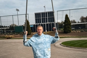 开云体育-我会回来的哈兰德晒高举拐杖的照片，左脚穿着保护靴