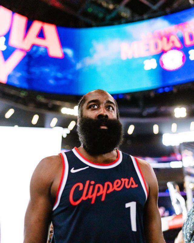 体育平台-赛季第一场就加班！KD哈登上演“夕阳红”对飚