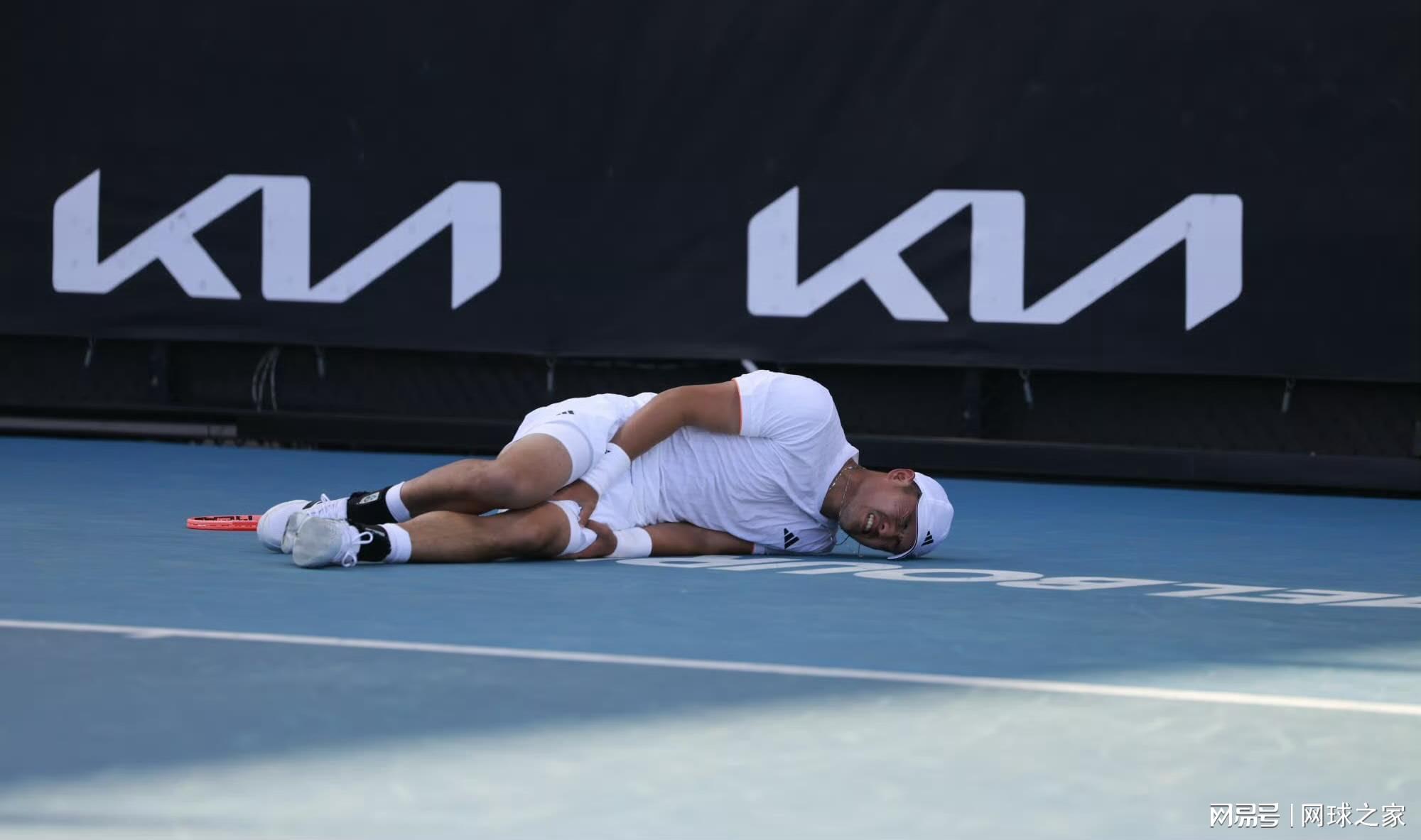 体育平台-斯瓦泰克再陷八爪鱼干扰球争议风波，吴易昺燃尽惜败赛后抽筋倒地